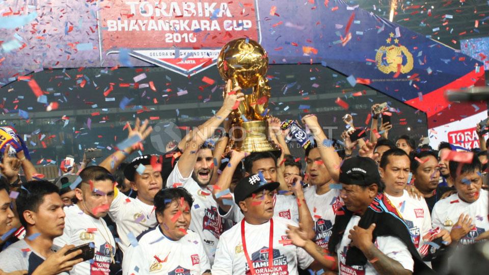 Selebrasi Arema Cronus saat juarai Piala Bhayangkara 2016.